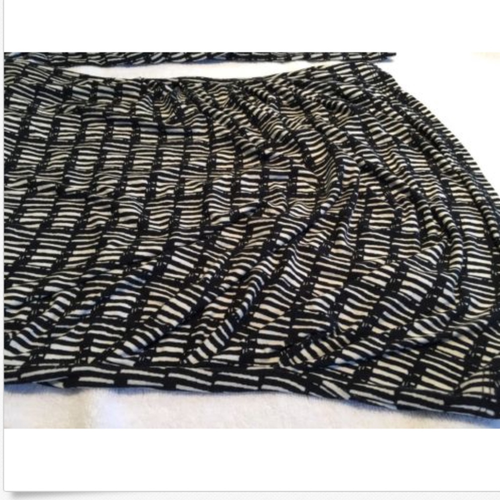 Adriana Papell Rouched Drape Top M Black/White - Picture 5 of 5